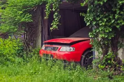 altes Audi Schrottauto zu verkaufen