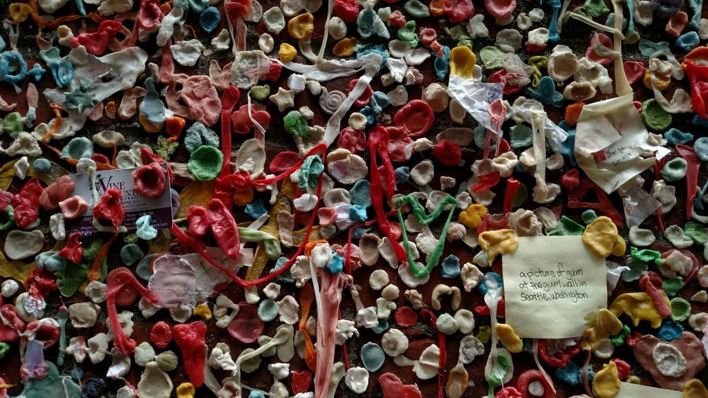 rote, grüne und blaue Plastikballons